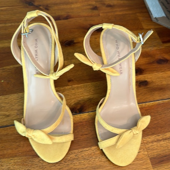 EUC size 7 — yellow faux suede strap heels, bows, - Picture 2 of 5